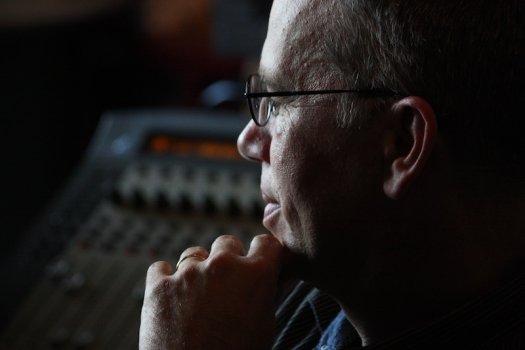 Jacques Verhaegen à l’écoute en studio